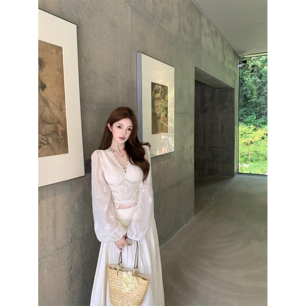 杏色蕾丝拼接气质v领长袖衬衫女秋季度假风套装高腰半身裙两件套