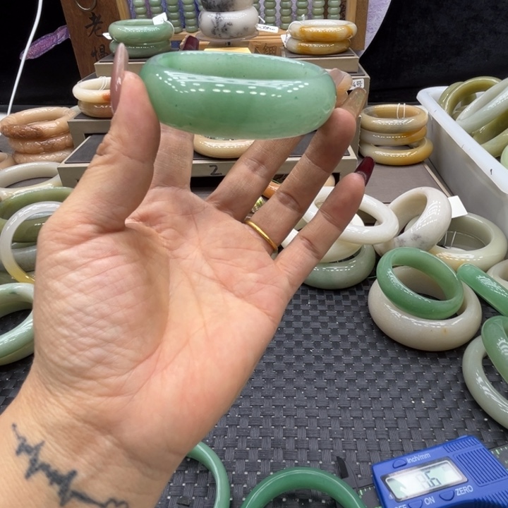 紫***花石英岩玉未镶嵌手镯