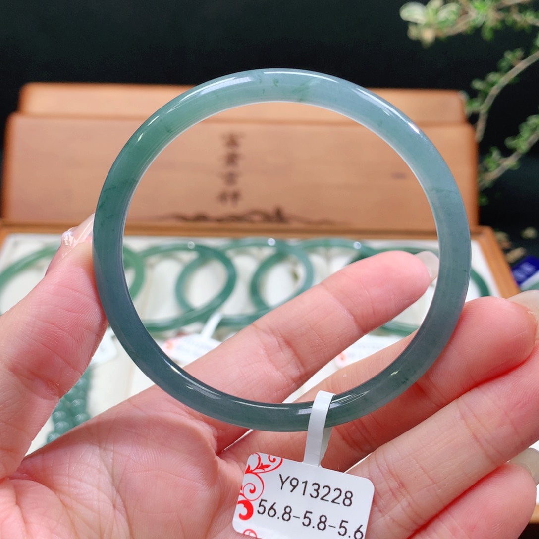翡翠手镯未镶嵌天然