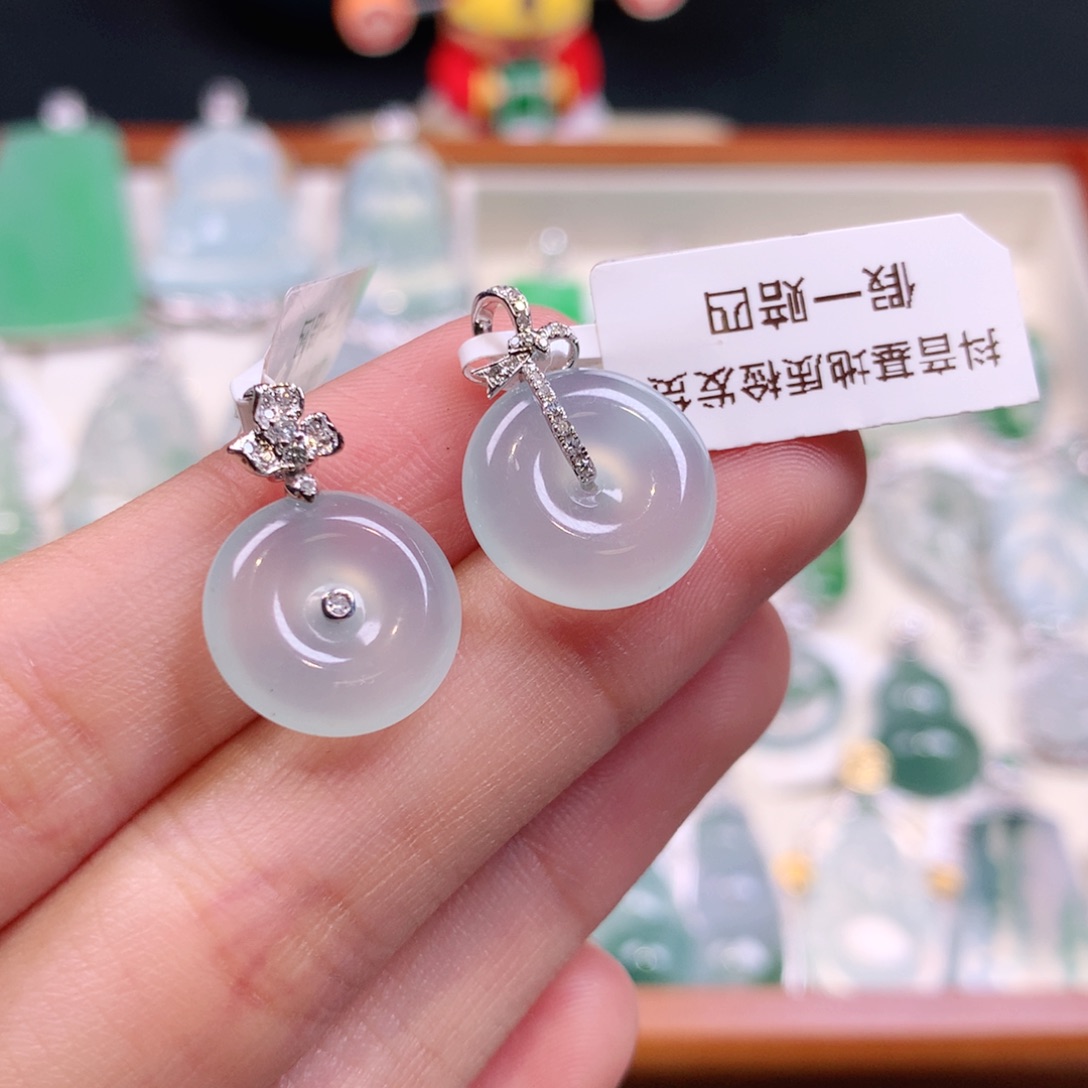 翡翠颈饰18K金镶嵌满****、扣子