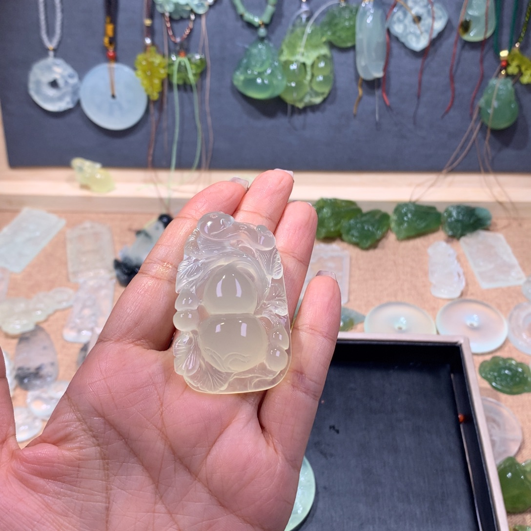 走***国蛇纹石玉未镶嵌颈饰