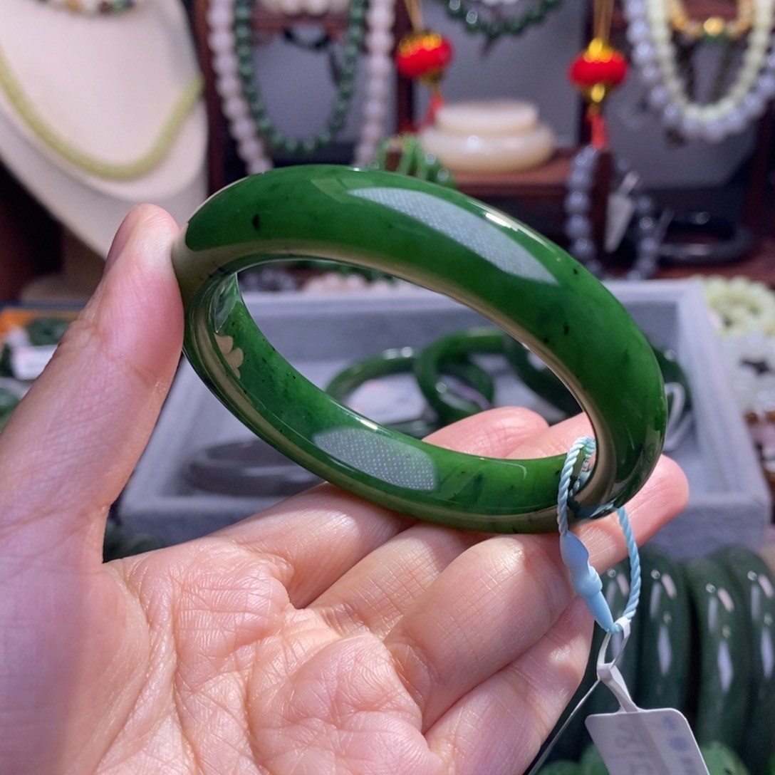 和田玉和田玉碧玉辣绿手镯54圈口未镶嵌