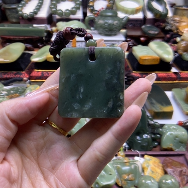 未镶嵌岫岩老玉（透闪石质玉）把件