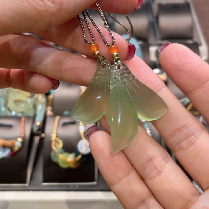 蛇纹石玉颈饰未镶嵌