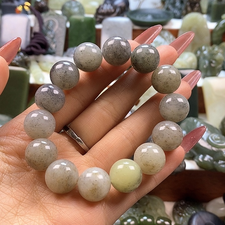 和田玉颈饰未镶嵌?**圣