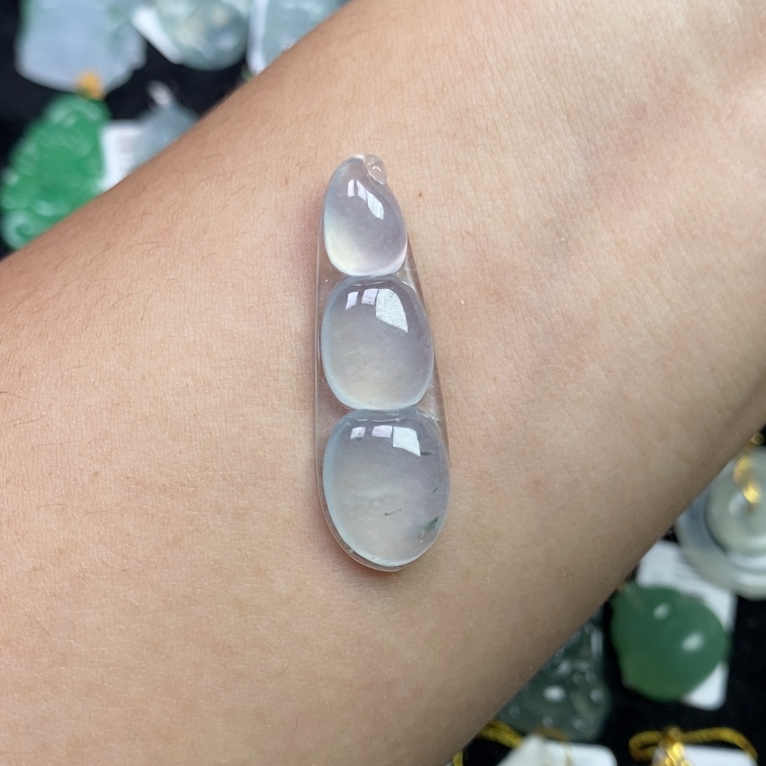 翡翠未镶嵌颈饰福豆