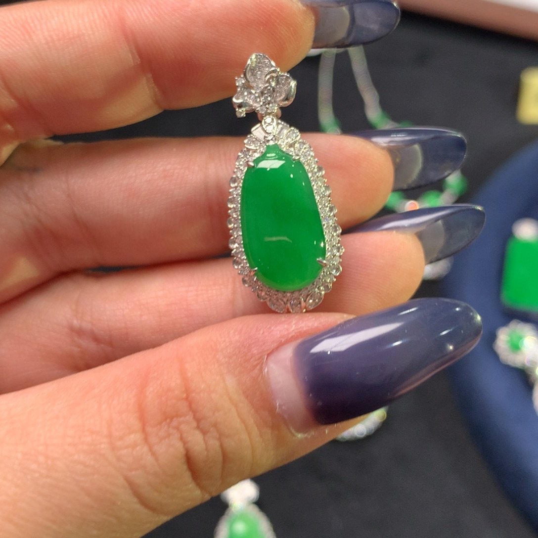 翡翠挂件18K金镶嵌福瓜