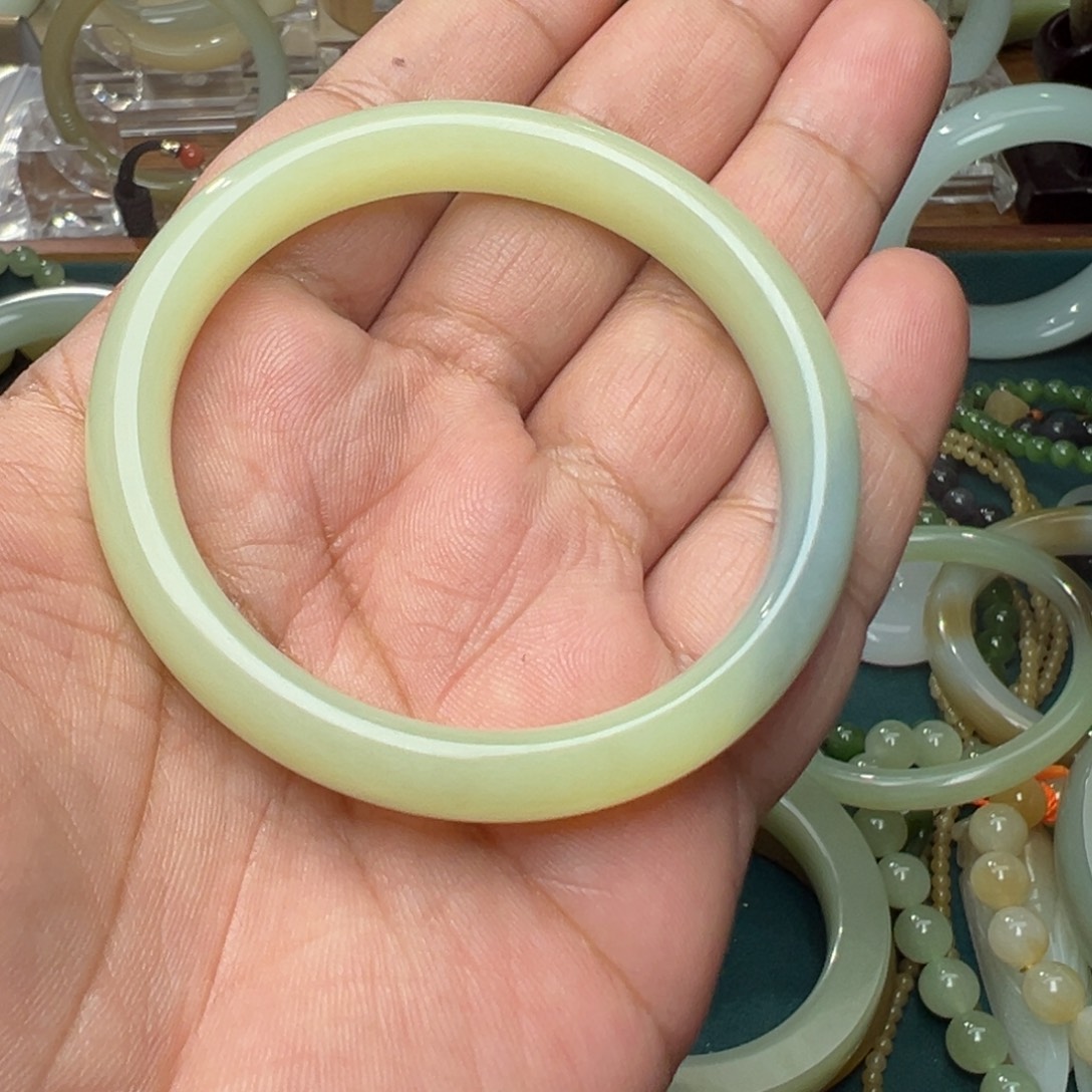 和田玉未镶嵌手镯