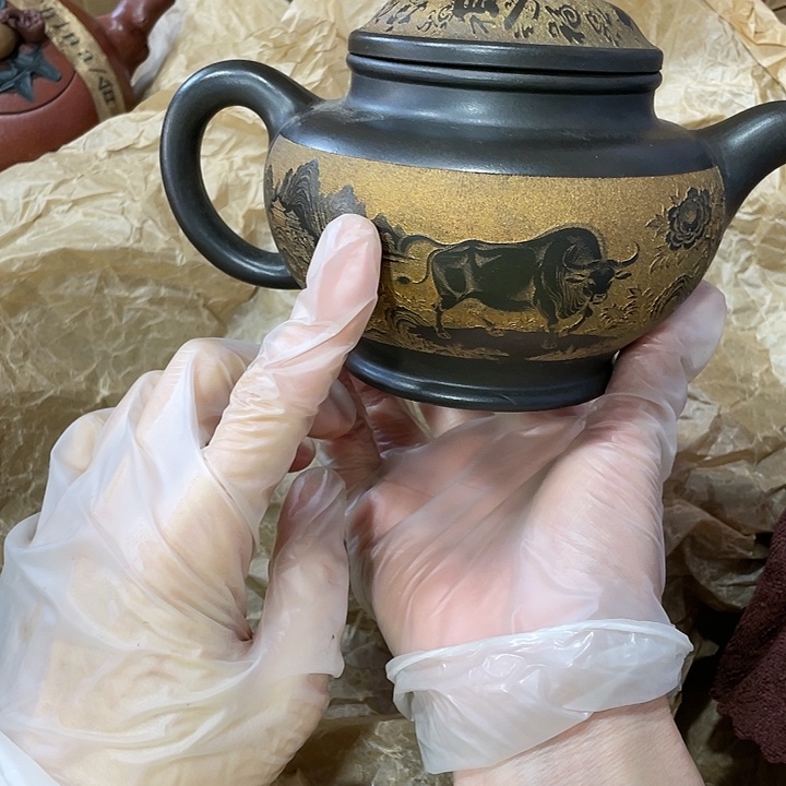 茶壶紫砂原矿泥料手工制作的一把紫砂壶。