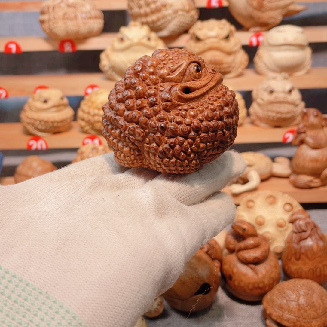 白**家竹根服老料金蟾手把件