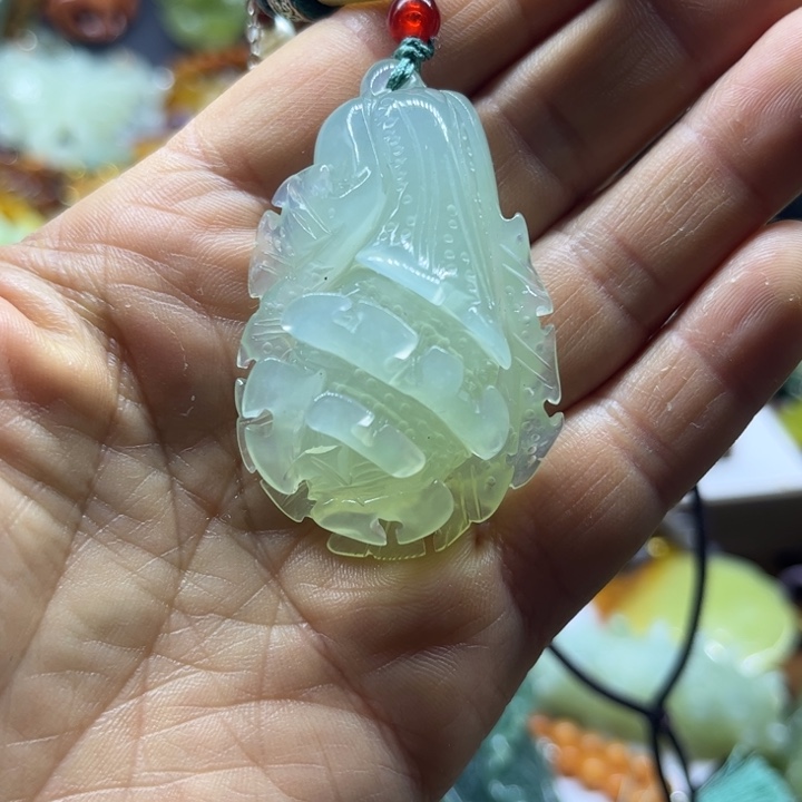 蛇纹石玉未镶嵌颈饰