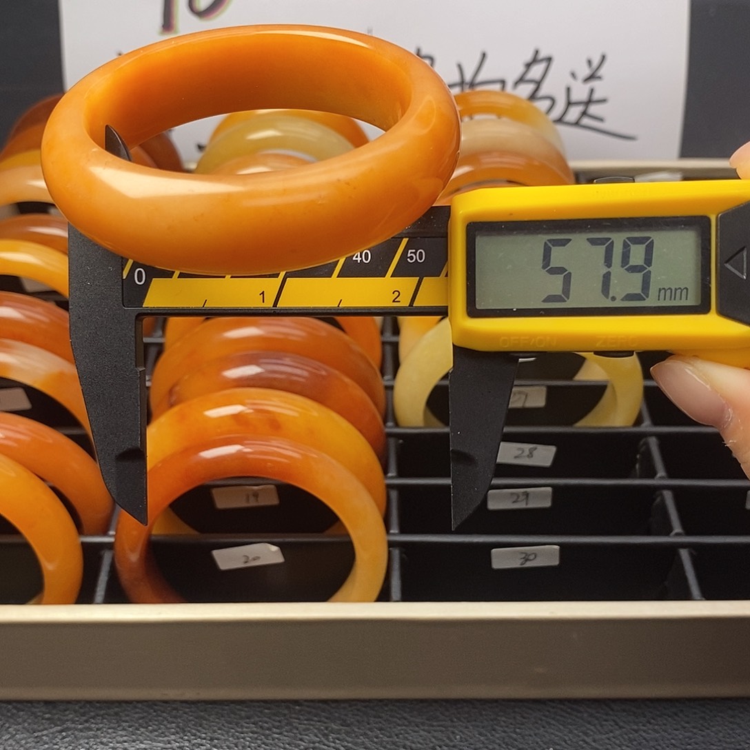 未镶嵌石英质玉（黄龙玉）手镯28号