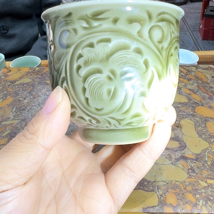 青瓷杯一个，瓷浮雕。。。