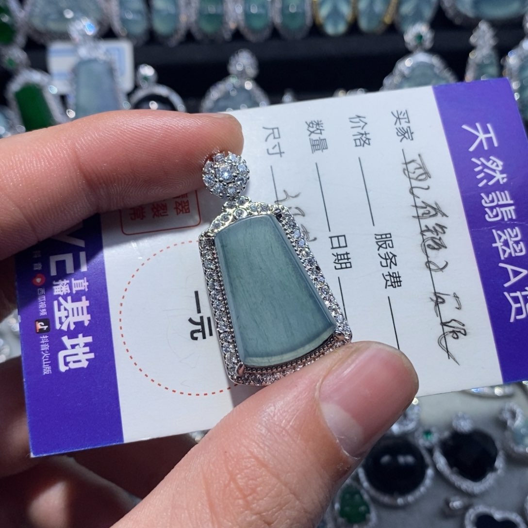 翡翠颈饰未镶嵌翡翠