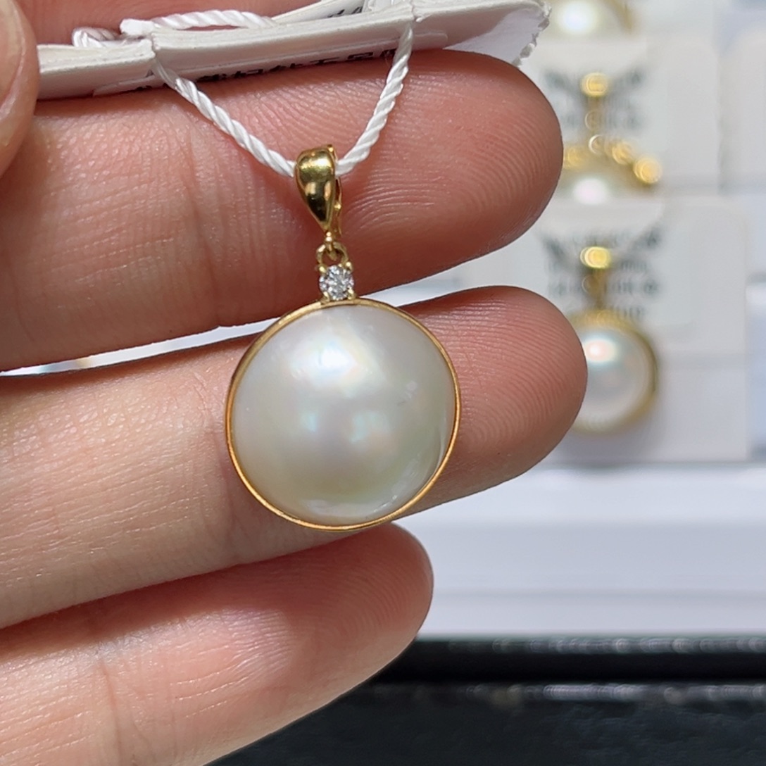 拼合珍珠（马贝珠）颈饰18K金镶嵌暖**