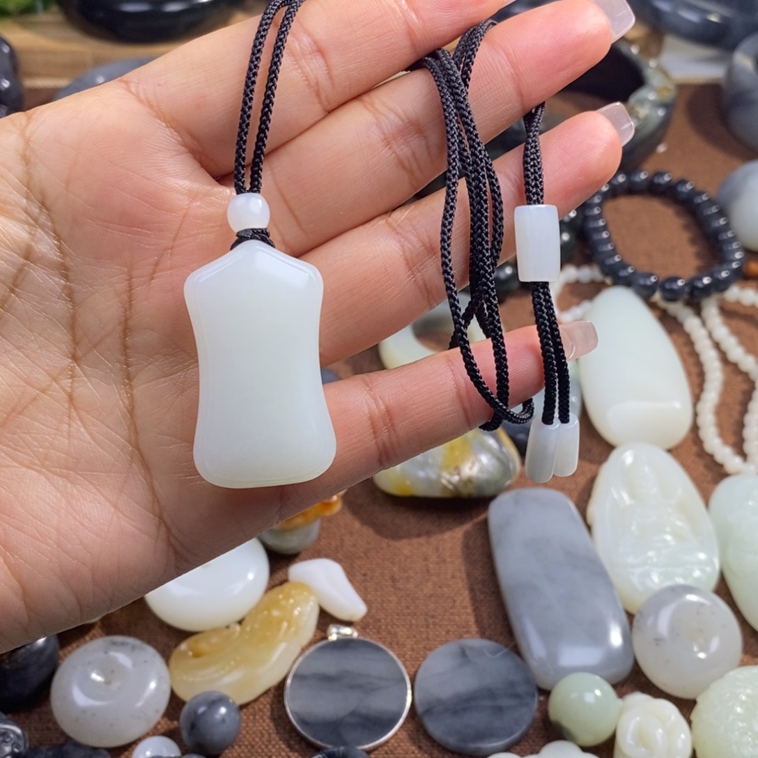 美***妈和田玉未镶嵌颈饰