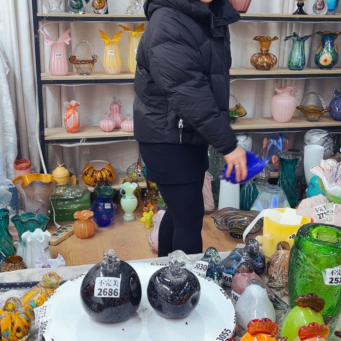 瑕石榴两个家悦琉璃工艺品