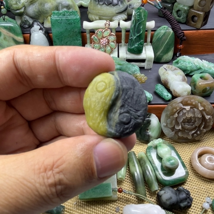 红***击独山玉未镶嵌珠宝半成品