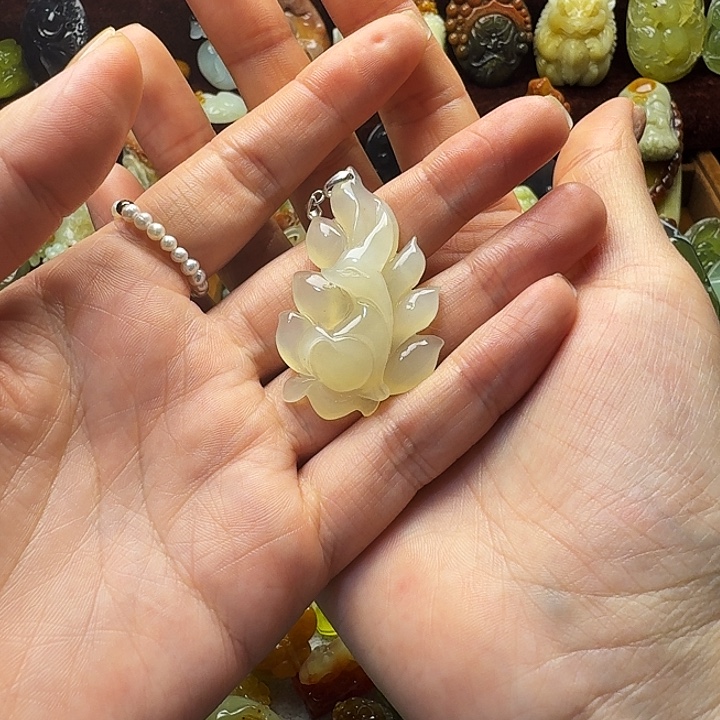 阿****蛇纹石玉未镶嵌颈饰