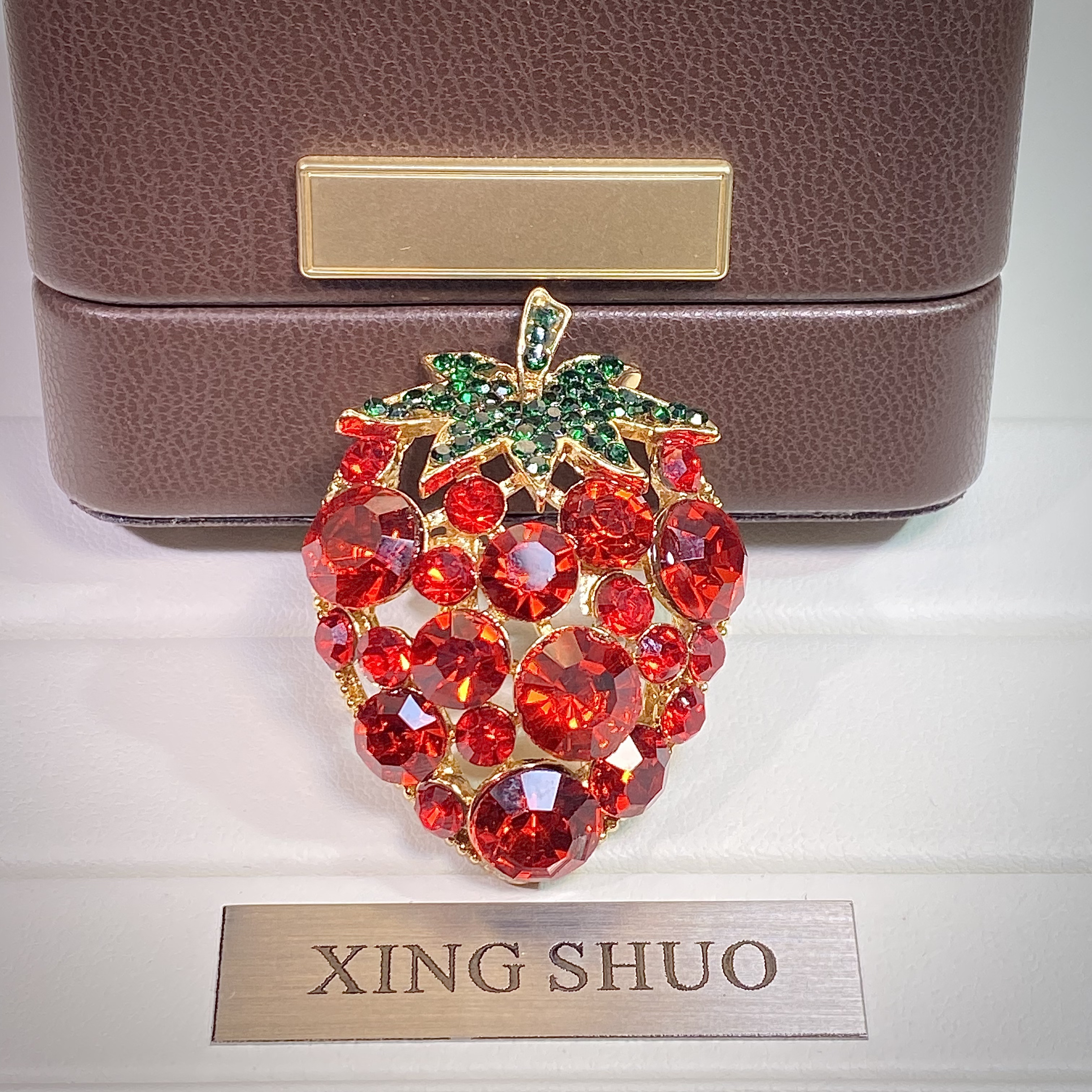 合金胸针 【镂空草莓】轻奢时尚百搭可爱少女红色甜美设计师2135