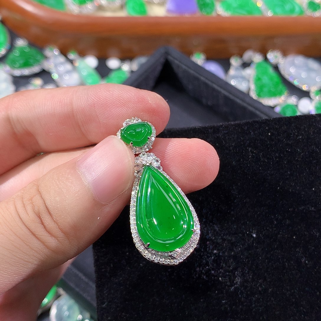 翡翠18K金镶嵌颈饰