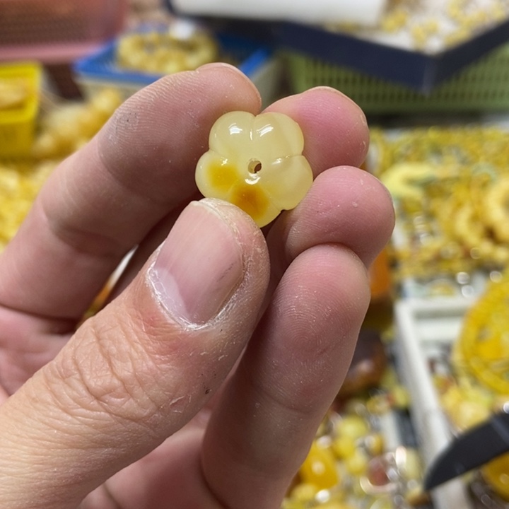 蜜蜡未镶嵌裸石吊坠