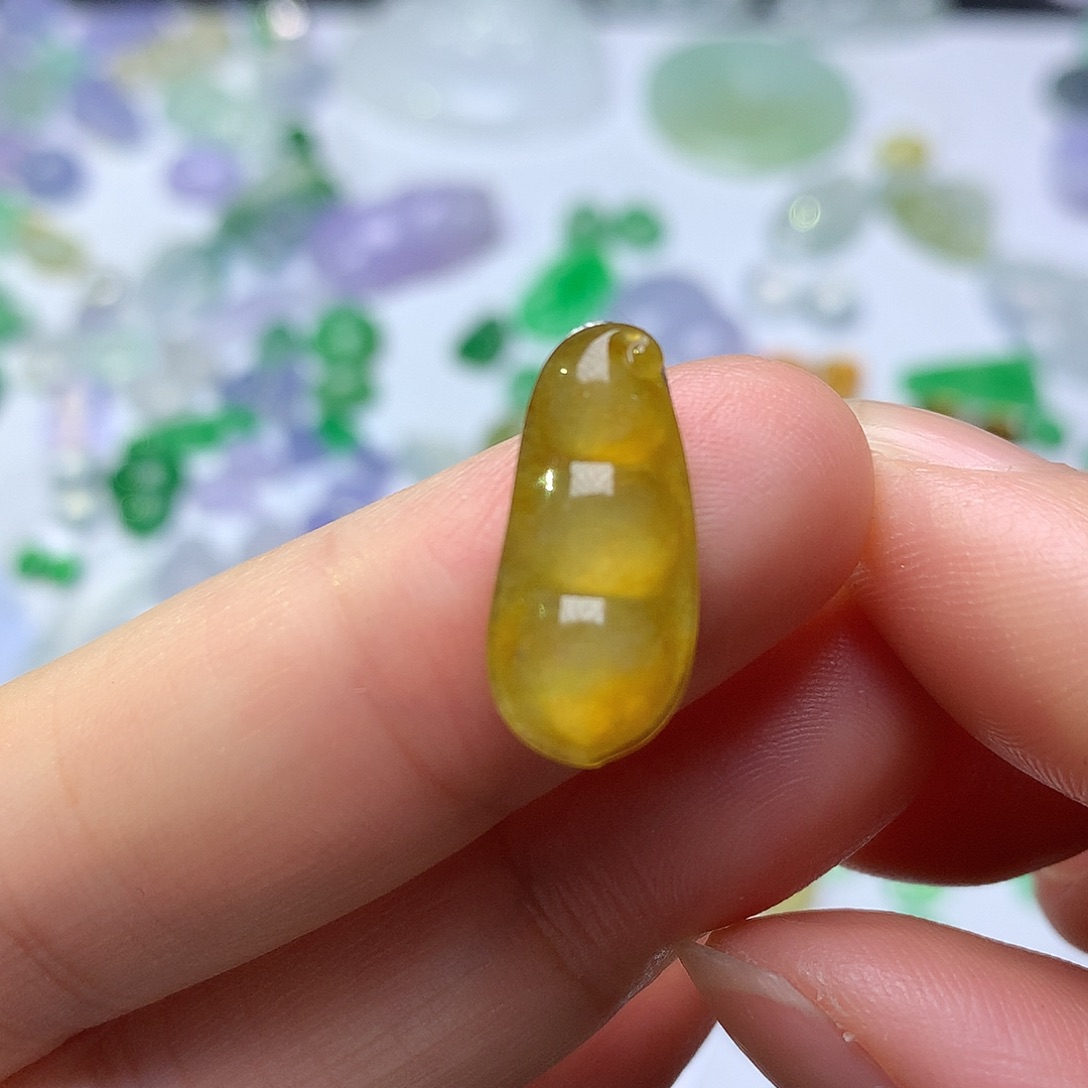 翡翠未镶嵌颈饰豆