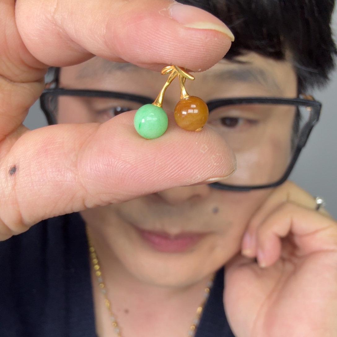 翡翠18K金镶嵌颈饰一件