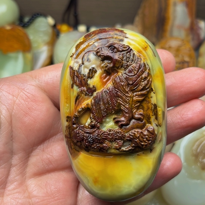 江***画石材方解石手把件虎