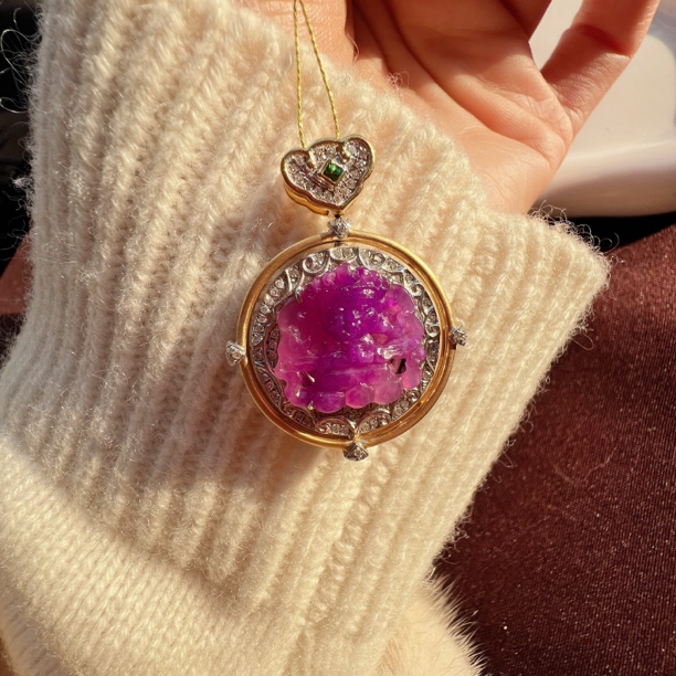 【主播推荐】18k金镶嵌舒俱来凝胶紫吊坠32mm*25mm*7mm/S0240702