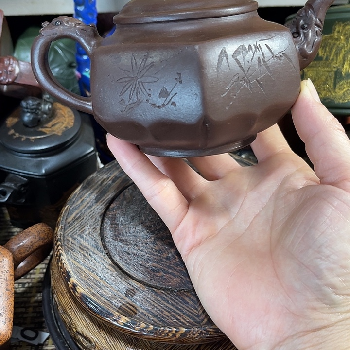 茶壶紫砂原矿泥料手工制作的一把紫砂壶。