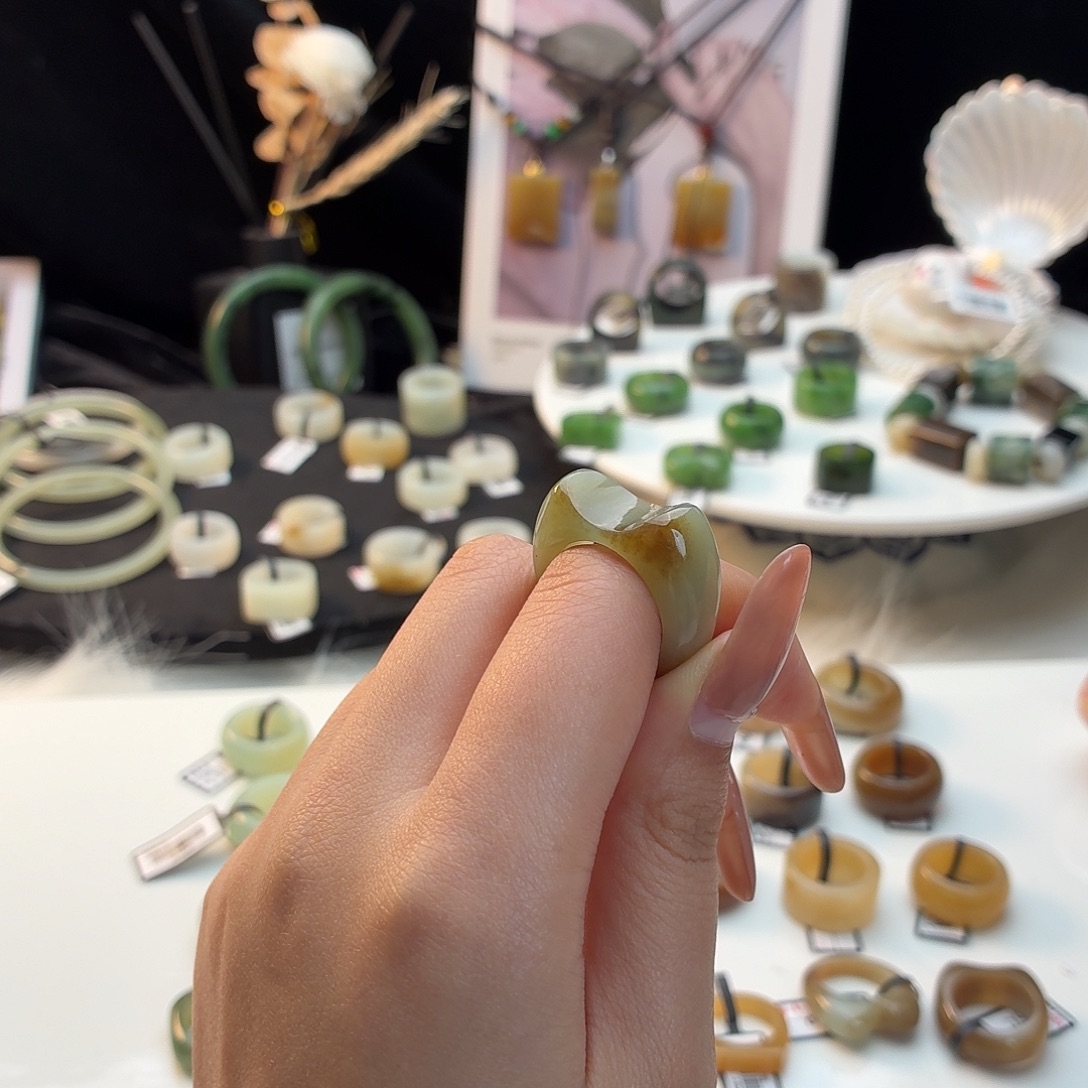 和田玉未镶嵌戒指飘糖猫耳朵18.2j38