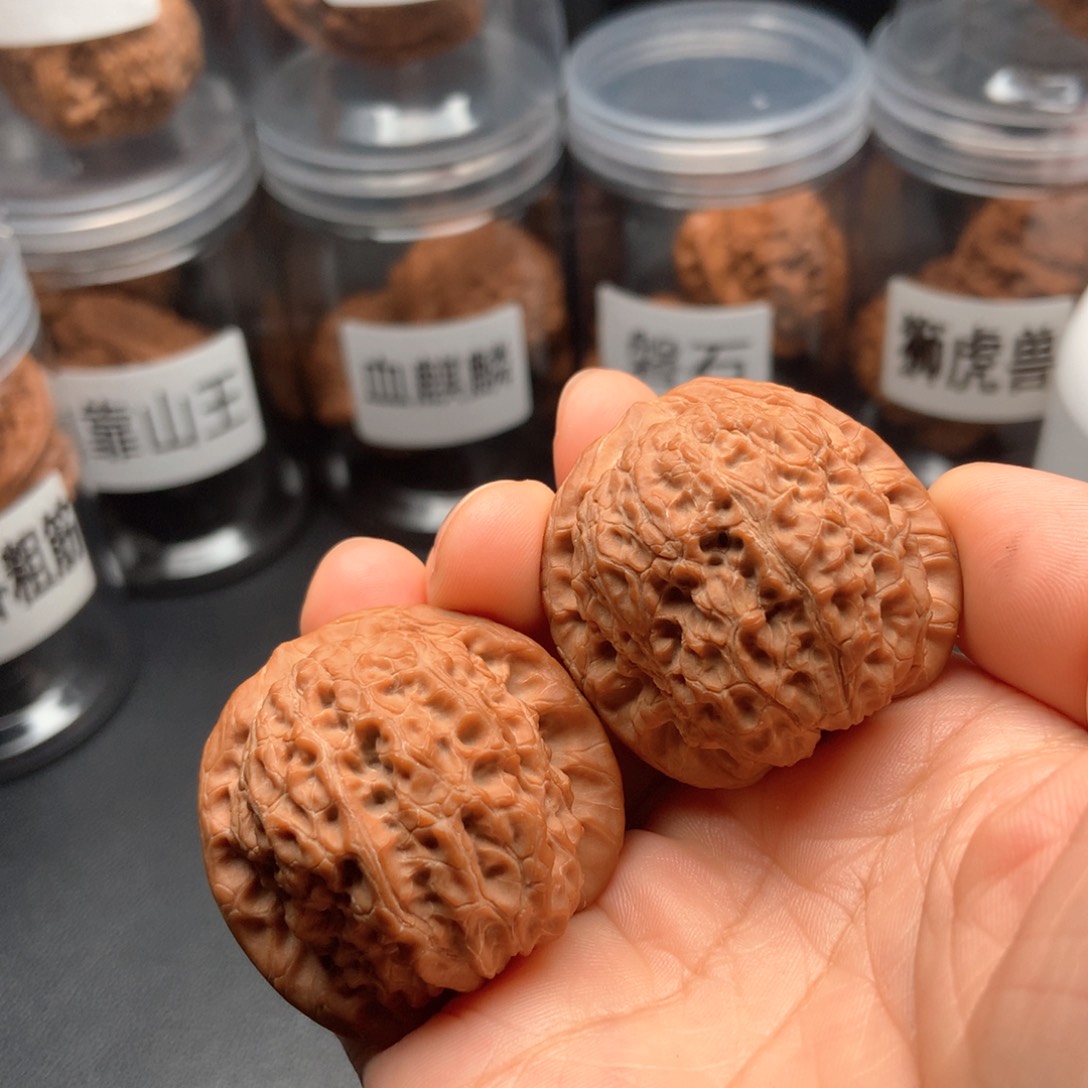 文玩核桃吊坠血麒麟38