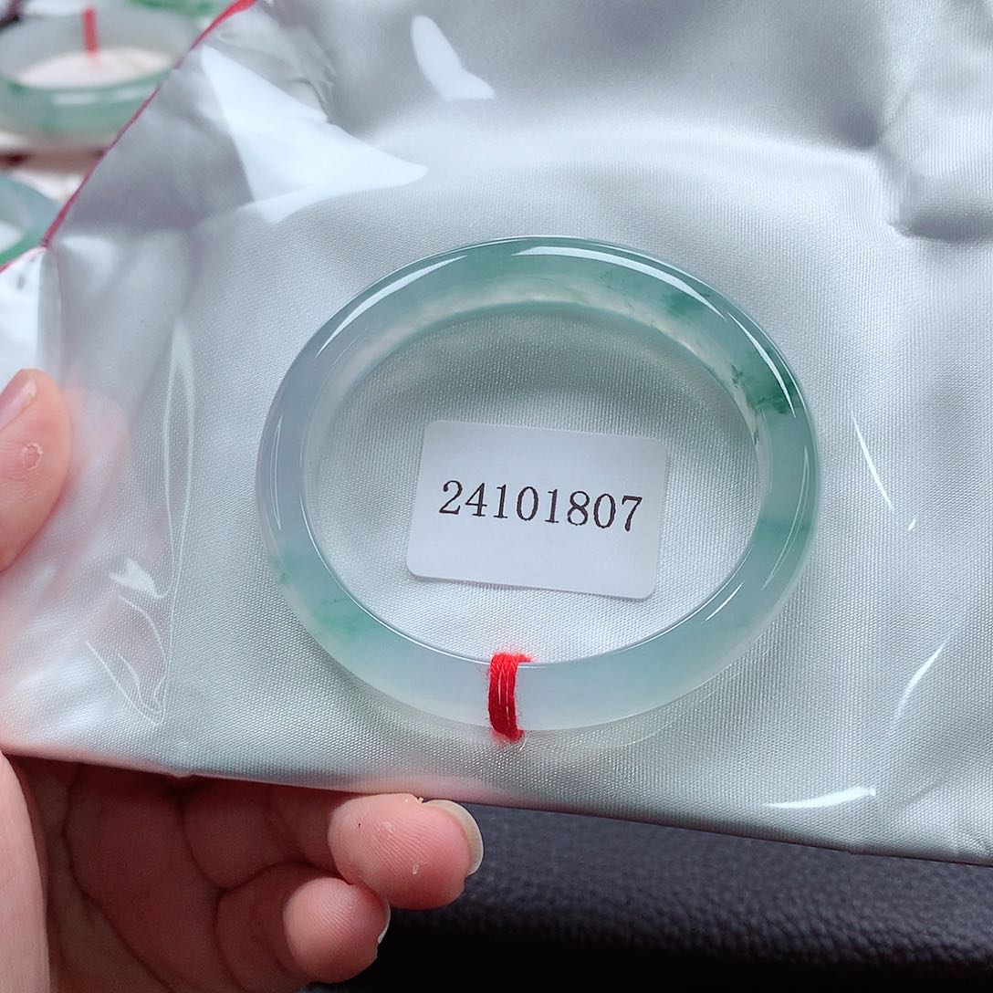 翡翠手镯（贵妃镯）未镶嵌天然A货翡翠手镯