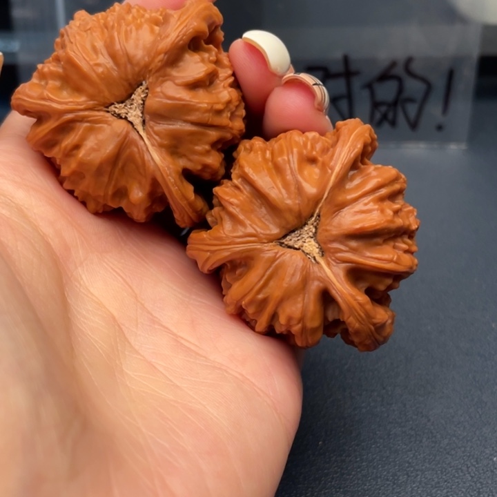 大***刚文玩核桃吊坠白狮子