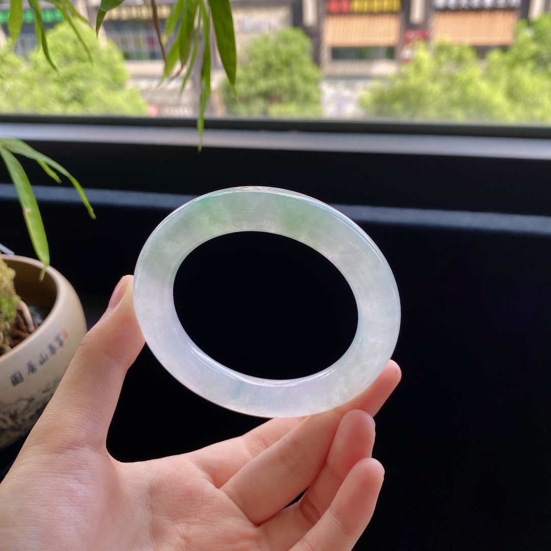好色珠宝  圈口56缅甸老坑A货冰糯种飘绿圆条女款翡翠手镯