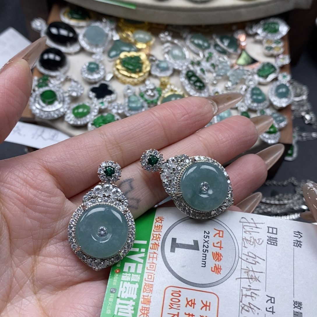 翡翠颈饰未镶嵌翡翠