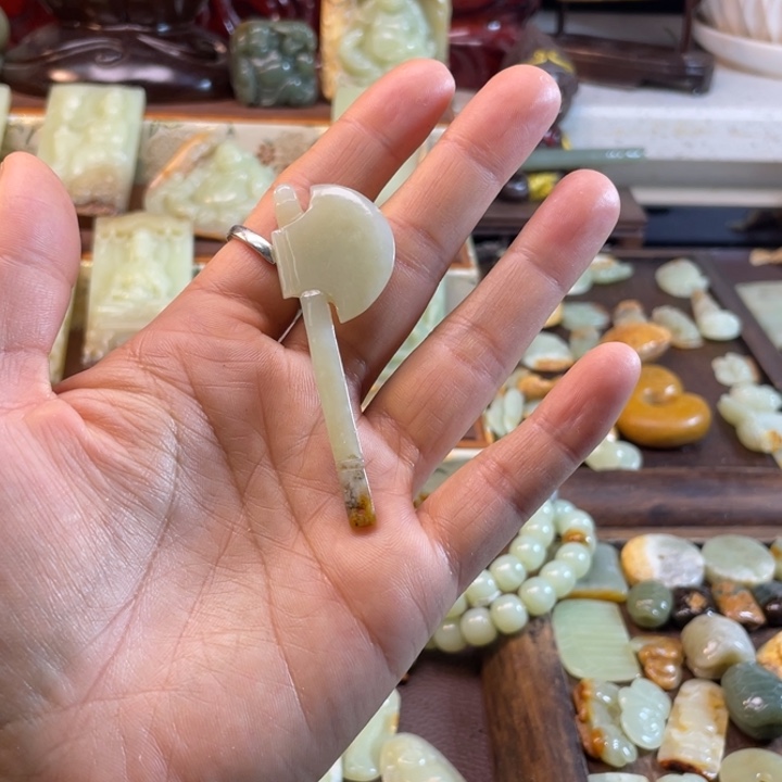 剑***神岫岩河磨玉（透闪石质玉）未镶嵌颈饰