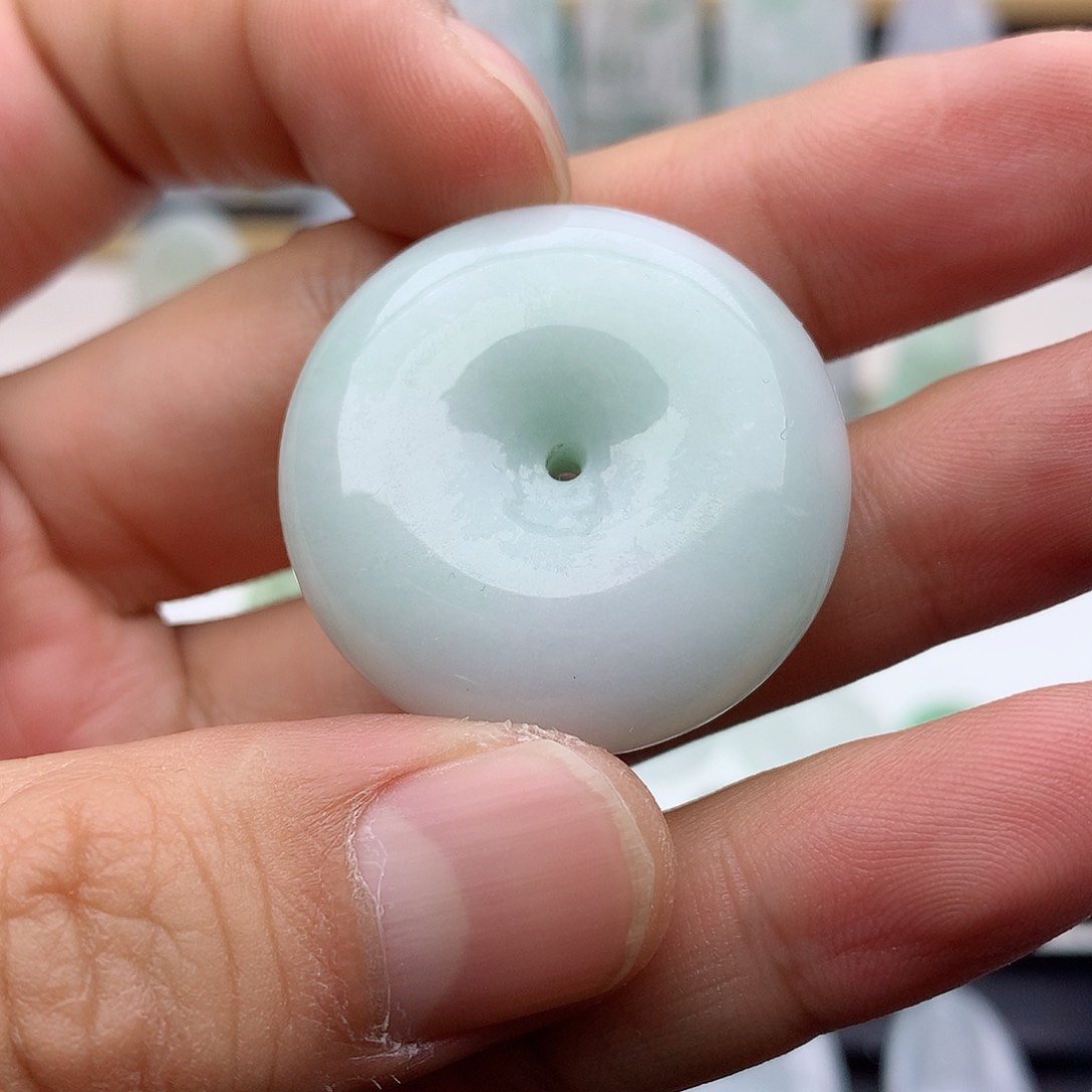 翡翠颈饰未镶嵌平安扣