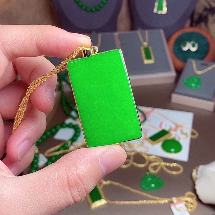 翡翠18K金镶嵌吊坠(赠链)33