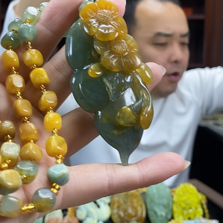 蛇纹石玉未镶嵌颈饰