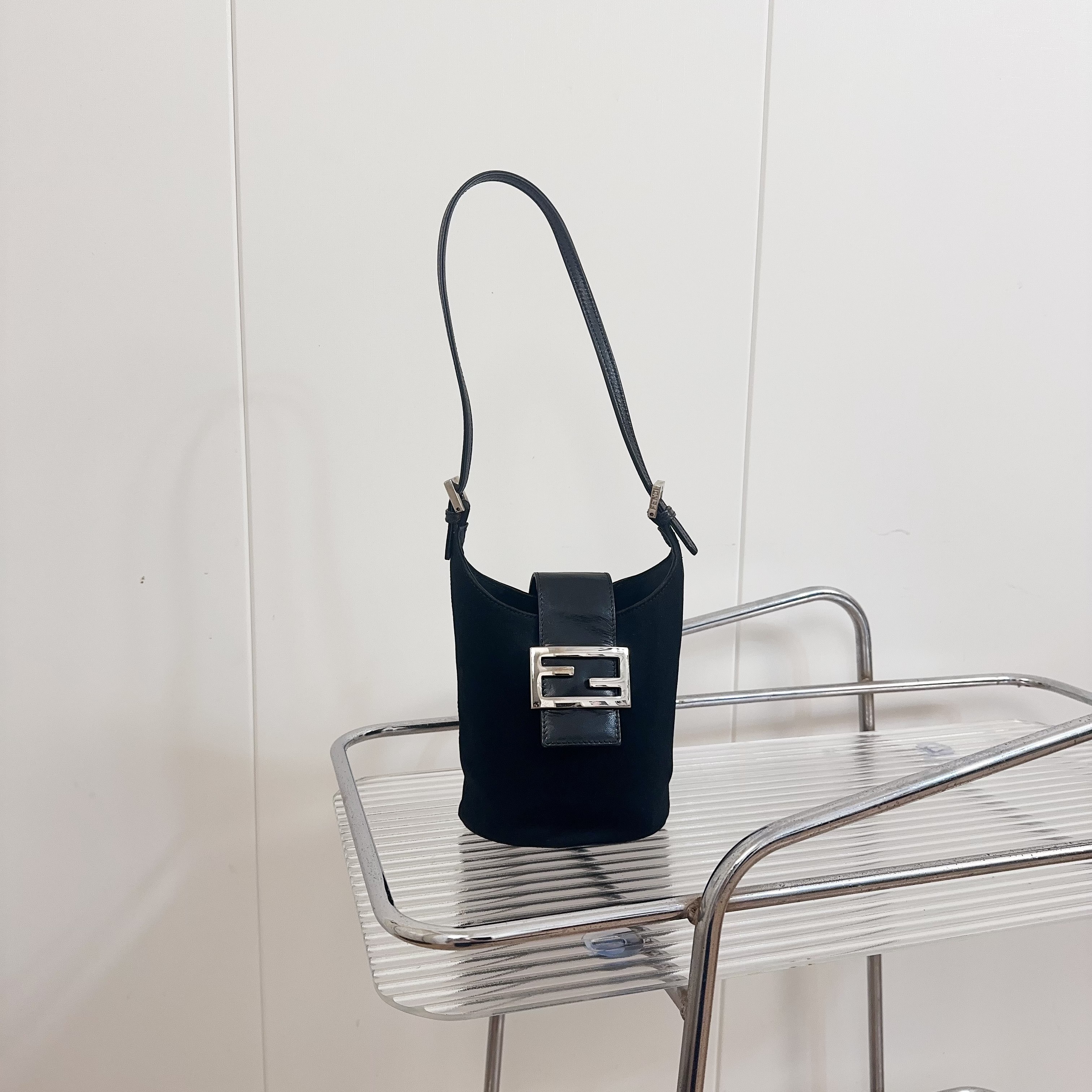 95新 FENDI/芬迪 fendi黑银珐琅扣薯条手提托特水桶包84250723