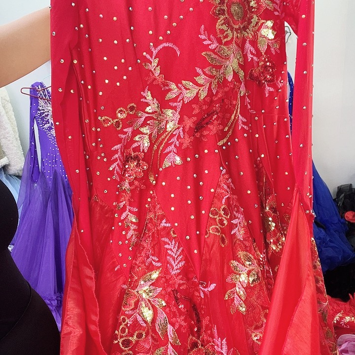 交谊舞厅的门是一排门