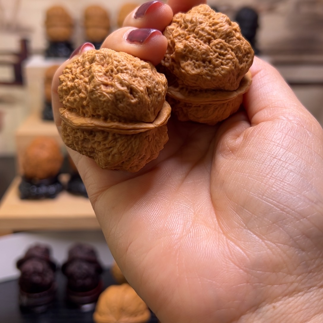 文玩核桃把件鱼子纹开背金蟾王40H