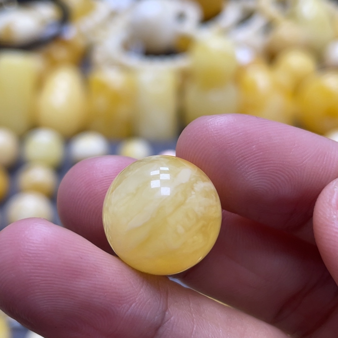 蜜蜡未镶嵌裸石16.4mm瑕疵