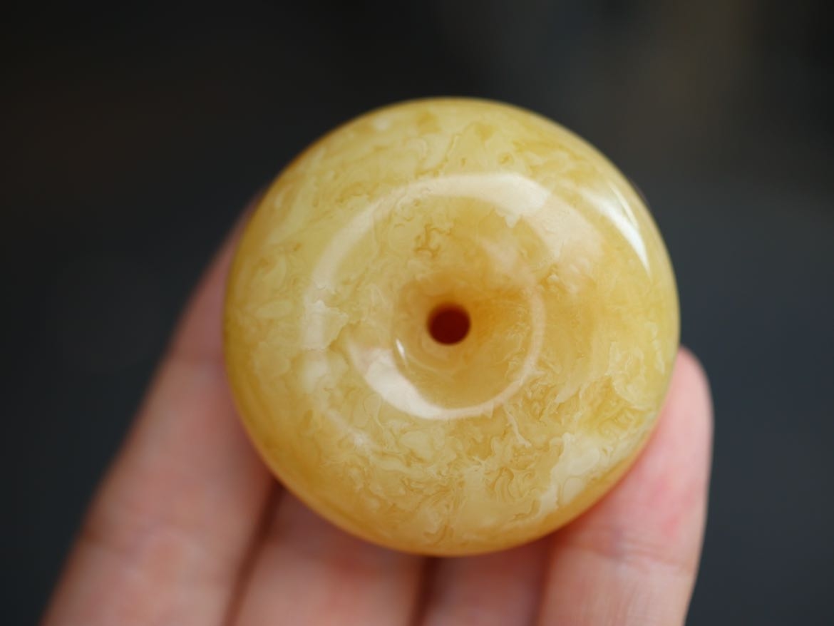 【俄料】精品鸡油黄妖花蜜蜡平安扣 41.5*18.36mm 20.76