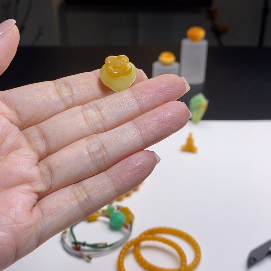 石英质玉（缅黄）未镶嵌颈饰