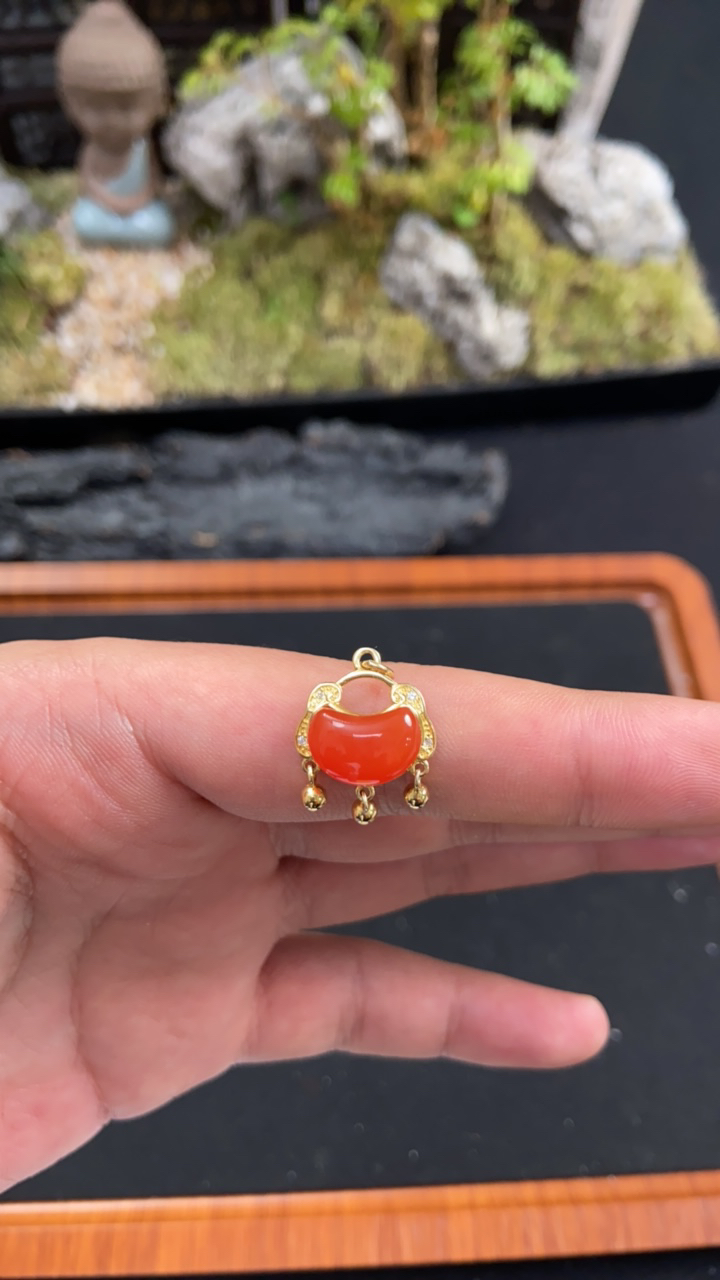 241127-390天然原矿南红冰红平安锁吊坠
