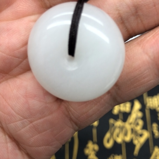 颈饰未镶嵌石英质玉（金丝玉）