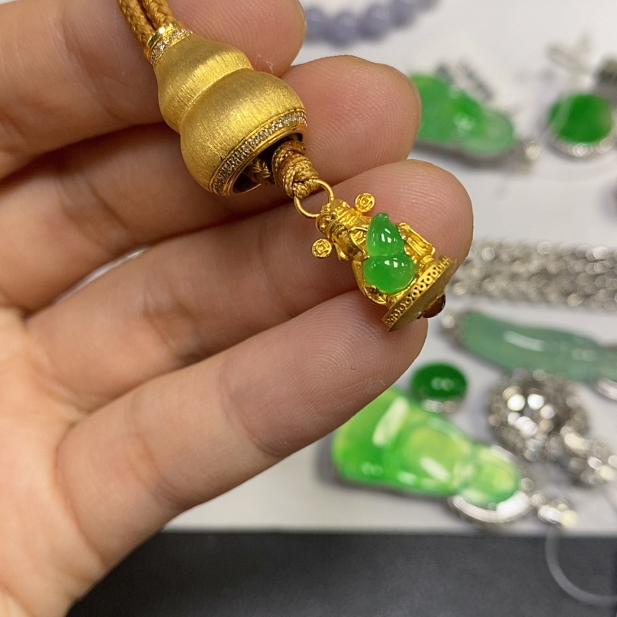 【闪购商品】颈饰18K金镶嵌翡翠风**凉吊坠